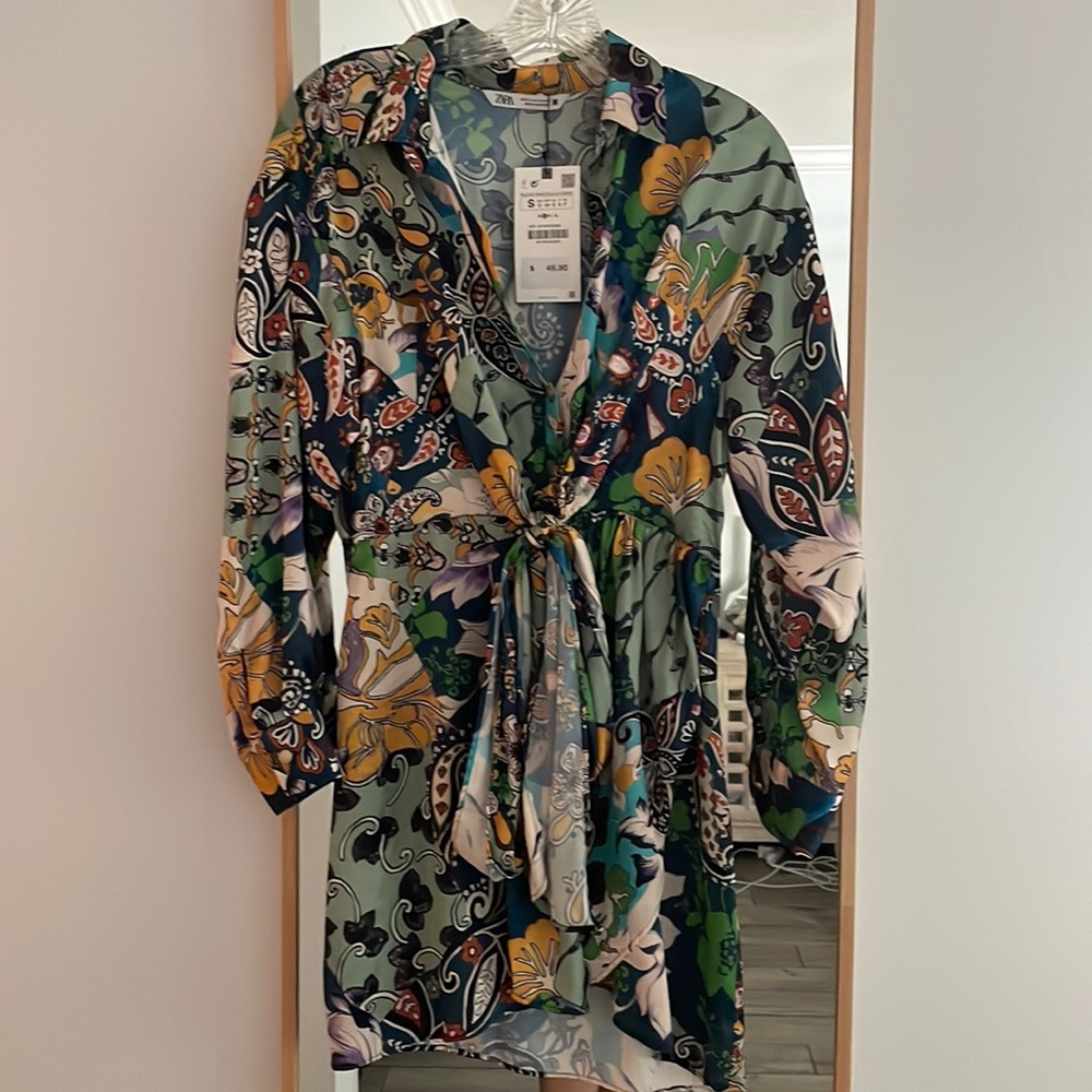 Beautiful dress. Never worn. Perfect condition.